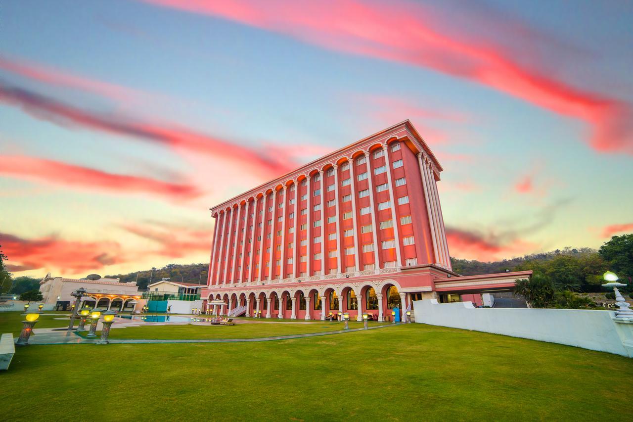 Ramoji Film City- Sitara Luxury Hotel Pedda Ambarpet Extérieur photo
